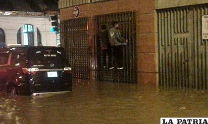 Una fuerte lluvia inundó en minutos el centro histórico de Oruro/ LA PATRIA