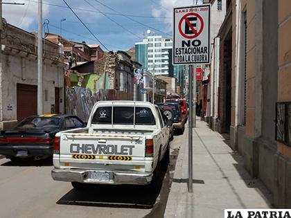 Los vehículos infractores vulnerando la señal que prohíbe estacionar/LA PATRIA