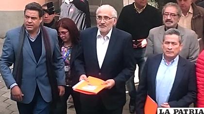 El expresidente Carlos Mesa y el candidato a vicepresidente Gustavo Pedraza /LOS TIEMPOS