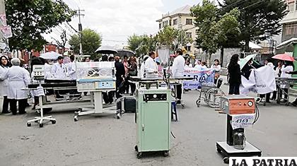 Los médicos de La Paz protestaron este jueves con camillas viejas, sillas 
rotas, incubadoras dañadas y otros equipos médicos obsoletos /ANF