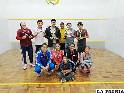 Deportistas que fueron premiados en el torneo de squash /cortesía José Eyzaguirre
