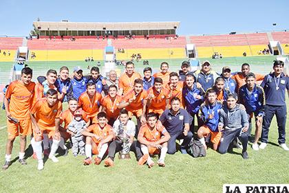 Huanuni sigue dominando la Primera 