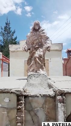 Imagen deteriorada encima de una tumba