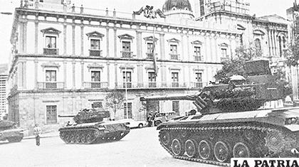Tanques cercan la Plaza Murillo el 1 de Noviembre de 1979 