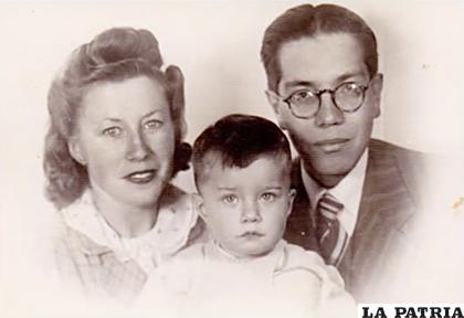 Hugo Celso Felipe Mansilla junto a sus padres