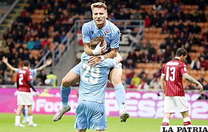 Joaquín Correa celebra con su compañero el gol que anotó para Lazio /ultimahora.com
