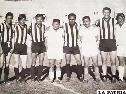 Julio Soliz, junto a sus amigos del The Strongest de La Paz (centro)
