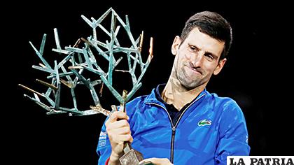 Novak Djokovic con el trofeo de campeón en el Masters 1.000 de París /uecdn.es

