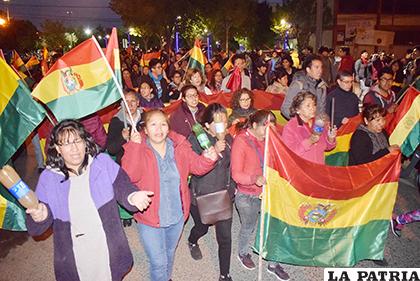 La población protesta cantando estribillos en contra de Evo Morales /LA PATRIA 
