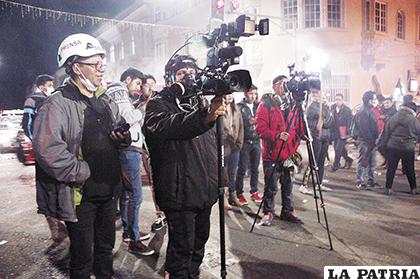 Equipos de televisión que realizan la cobertura nocturna de los conflictos en la ciudad de La Paz /Franz Chávez /ANP
