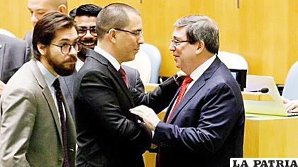 El Ministro de Relaciones Exteriores de Venezuela, Jorge Arreaza, se da la mano con el Ministro de Relaciones Exteriores de Cuba, Bruno Rodríguez Parrilla /EFE
