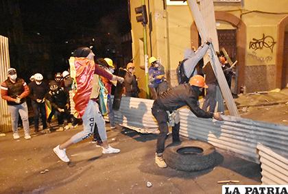Quienes exigen nuevas elecciones, construyeron barricadas con calaminas/APG