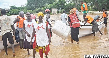 Las constantes lluvias torrenciales y crecidas han provocado inundaciones en Kenia dejan 48 muertos y afectan a 144,000 personas, mientras que rescatistas de la Cruz Roja trabajan intensamente en socorrer a las personas /EL NUEVO DIARIO

