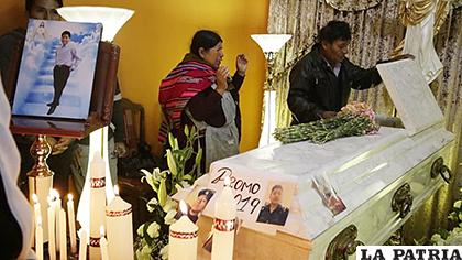 Familiares velan los restos del Limbert Guzmán /Opinión
