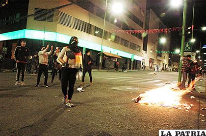 Una escena de los bloqueos y protestas nocturnas que se registran en la ciudad de La Paz /Franz Chávez /ANP
