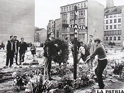Ciudadanos de Berlín Occidental levantan un memorial en honor a Peter Fechter /Universal History Archive/UIG/Shutterstock