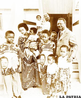 Bokassa con algunos de sus hijos