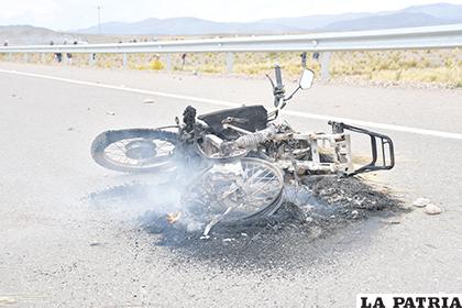 Una motocicleta fue quemada por los bloqueadores /LA PATRIA

