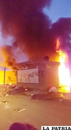 Una turba enardecida saqueó y quemó el domicilio del gobernador Vásquez /LA PATRIA