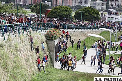 Personas suben por las paredes para salir de un concierto en las instalaciones del Parque Generalísimo Francisco de Miranda, Caracas /panamaamerica.com.pa

