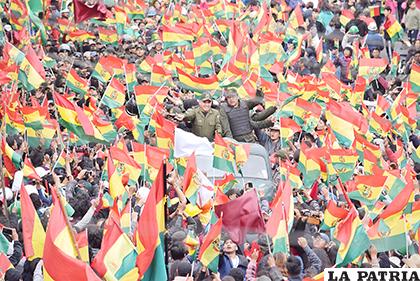 La alegría generó un manto de banderas bolivianas / Reynaldo Bellota /LA PATRIA