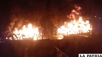 Incendio de al menos 15 buses Puma Katari en La Paz /GAMLP
