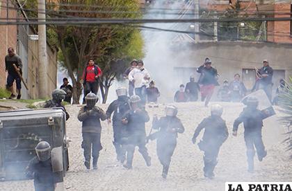 Los policías fueron replegándose con el crecimiento de la violencia