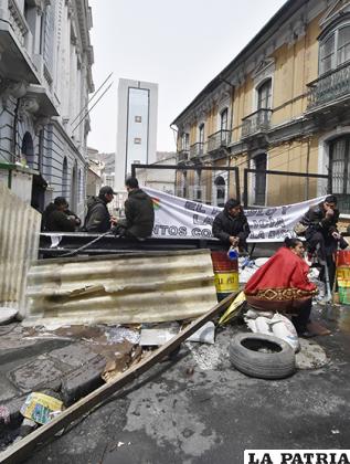 Policías y ciudadanos formaron barricadas para evitar la llegada de los vándalos