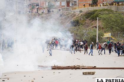 Gran cantidad de gente se enfrentó a la policía