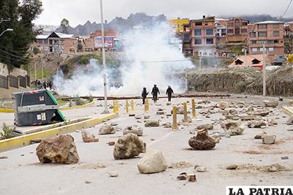 Enormes piedras fueron el manto que cubrió algunas vías

