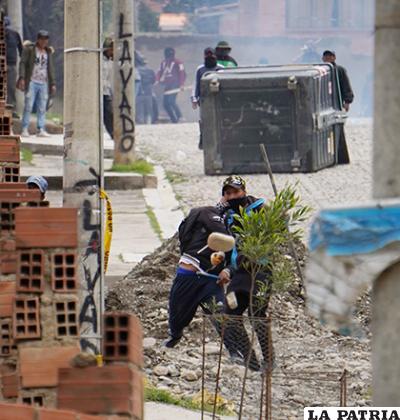 Una piedra volando hacia el grupo de policías