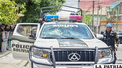 Patrulla policial dañada durante la acción