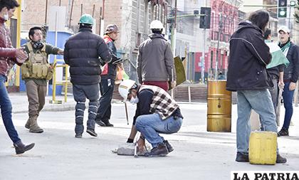 La ciudadanía utilizaba todo a su paso para defenderse de la turba