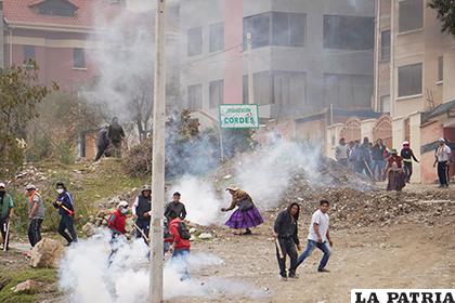Los gases no fueron suficientes para dispersar a la gente