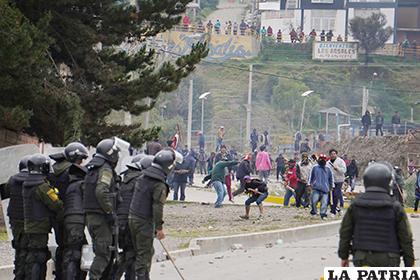 Las piedras fueron lanzadas hacia los policías