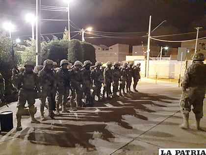 En Oruro, las FF.AA. y la Policía también salieron por las calles de la ciudad /LA PATRIA