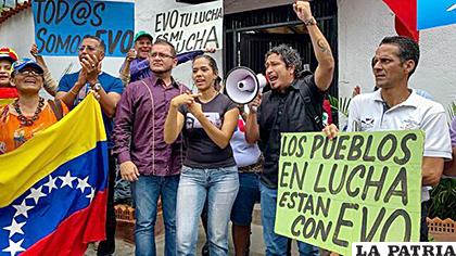 Un grupo de personas simpatizantes al gobierno del presidente de Venezuela Nicolás Maduro, participan en una manifestación en la embajada de Bolivia en apoyo a Evo Morales, en Caracas (Venezuela) /EFE