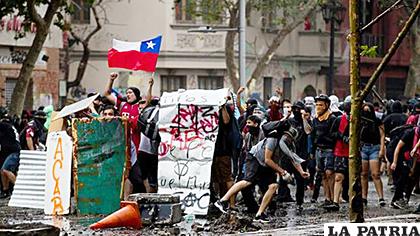 Manifestantes se enfrentan a Carabineros, en los 
alrededores de la Plaza Italia en Santiago (Chile) /EFE
