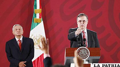 El presidente de México, Andrés Manuel López Obrador (derecha), y el canciller mexicano Marcelo Ebrard (izquierda), durante conferencia de prensa sobre el asilo a Morales /EFE