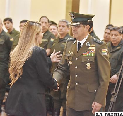 La nueva autoridad policial, saluda a la Presidente de Bolivia, Jeanine Áñez / APG