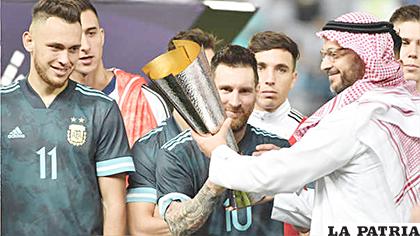 Las autoridades de Riad hicieron la entrega del trofeo al conjunto argentino /rpp.pe

