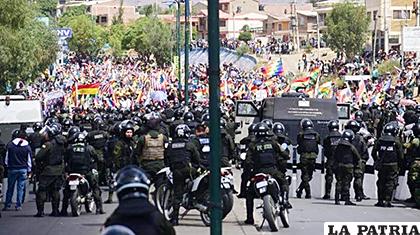 La Policía y el Ejército intentan hacer prevalecer el orden tanto en La Paz como en Cochabamba / LA PATRIA