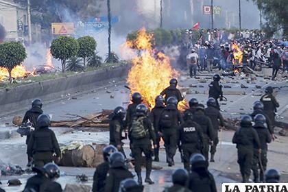 Duros enfrentamientos entre cocaleros, policías y militares, ayer en Sacaba /APG
