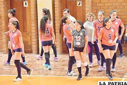 UTO mantiene el liderato en el voleibol femenino
/Reynaldo Bellota /LA PATRIA