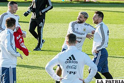 Agüero y Messi durante el entrenamiento de la selección argentina
/mgradio.com