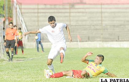 La acción del partido disputado la tarde del domingo en Santa Cruz /APG