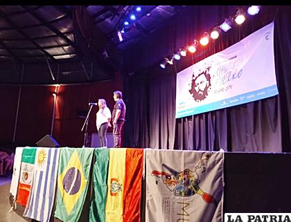 La bandera boliviana estuvo en el Encuentro de Muralismo /Facebook
