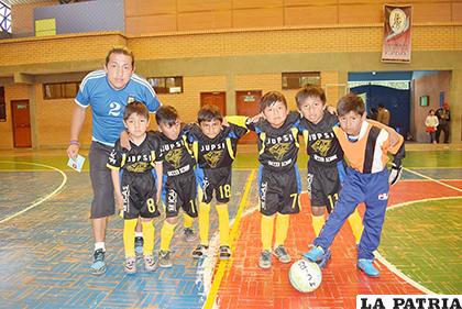 Integrantes del equipo de Jupsi que participan en el torneo de futsal 
/Reynaldo Bellota /LA PATRIA