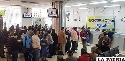Se registraron largas filas en servicios del edificio central de Coteor /LA PATRIA
