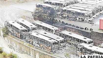 64 buses PumaKatari fueron quemados el 10 de noviembre /La Razón